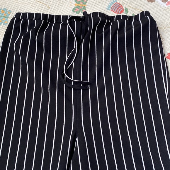 Two pairs black and white maternity pants - Picture 7 of 8
